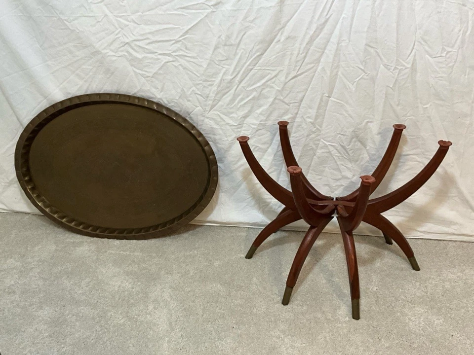 "Mesa bandeja de latón marroquí vintage años 50 mediados de siglo 6 patas de araña 30""x21,5""" Foto 3 de 4
