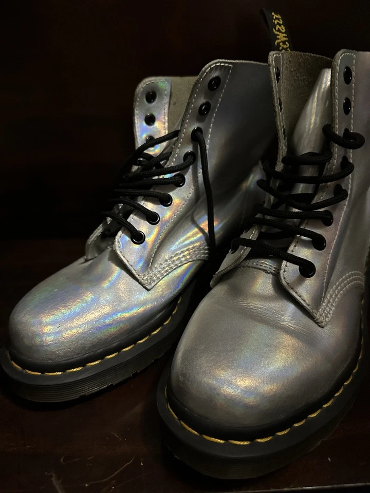 Botas de Combate Dr. Doc Martens MUJERES Talla 9 Plateadas Holográficas Iridiscentes PASCAL Foto 2 de 4