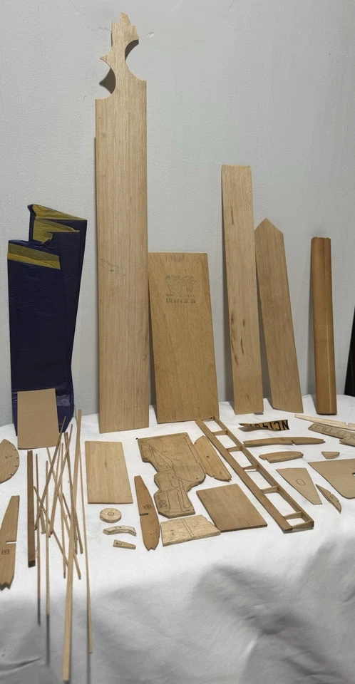 ~RARE~ Vintage 1941 COMET Model Kit #T1 'HOWARD DGA-9' 1:9 Airplane Model Kit - Image 2 of 4