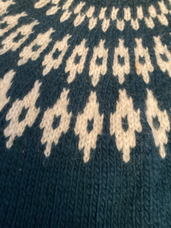 Suéter de lana grueso hecho a mano verde azulado y blanco para mujer talla. L  Foto 2 de 3