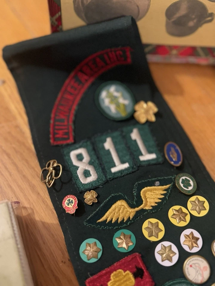 复古 1956 年密尔沃基女童子军腰带带 21 个优秀徽章和 18 个别针罕见批量 — 第 4/4 张图片