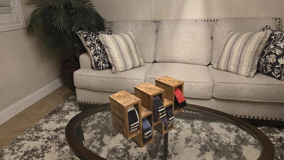 ¡Hecho a medida para ti! Soporte de exhibición para cinturón de artes marciales para adultos Jiu-jitsu Judo Foto 2 de 4