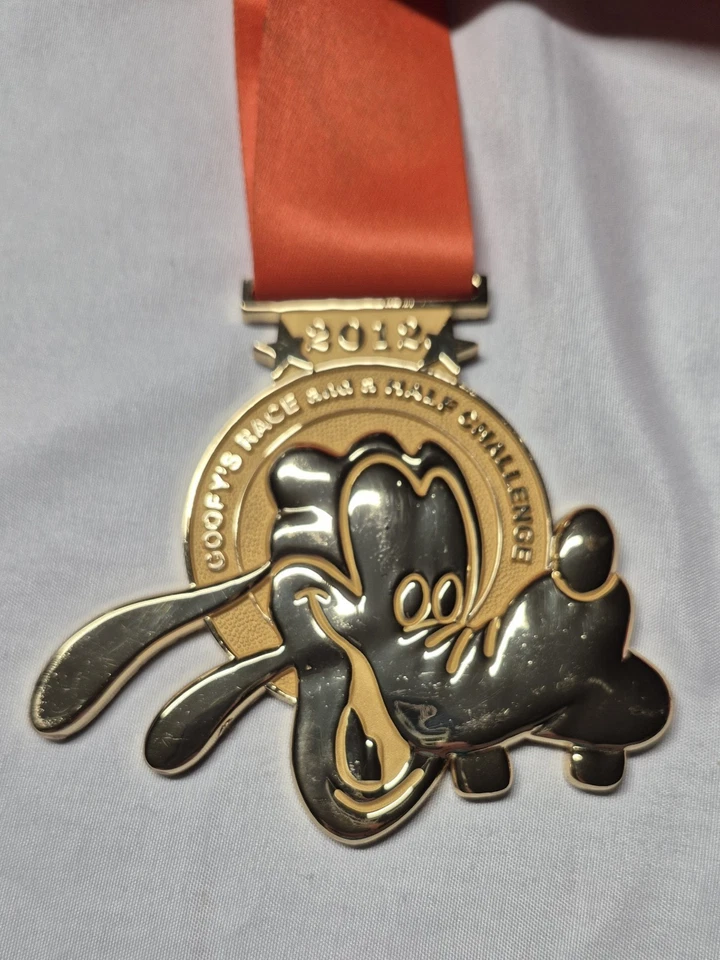 Medalla Goofy's Race and a Half Challenge 2012 y 2 carreras Foto 2 de 4