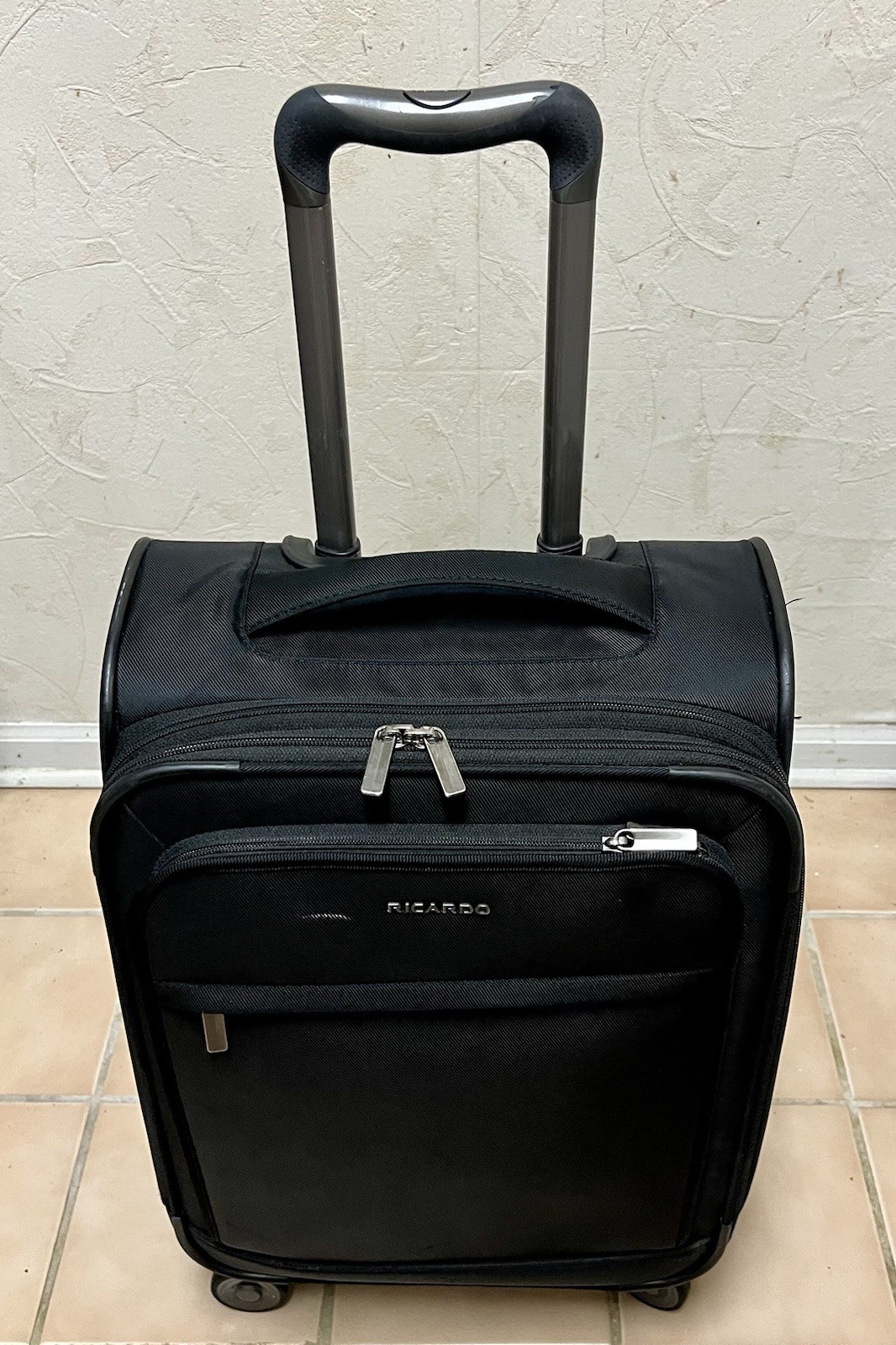 21” Ricardo of Beverly Hills Big South Hand Spinner Luggage. Carry On 