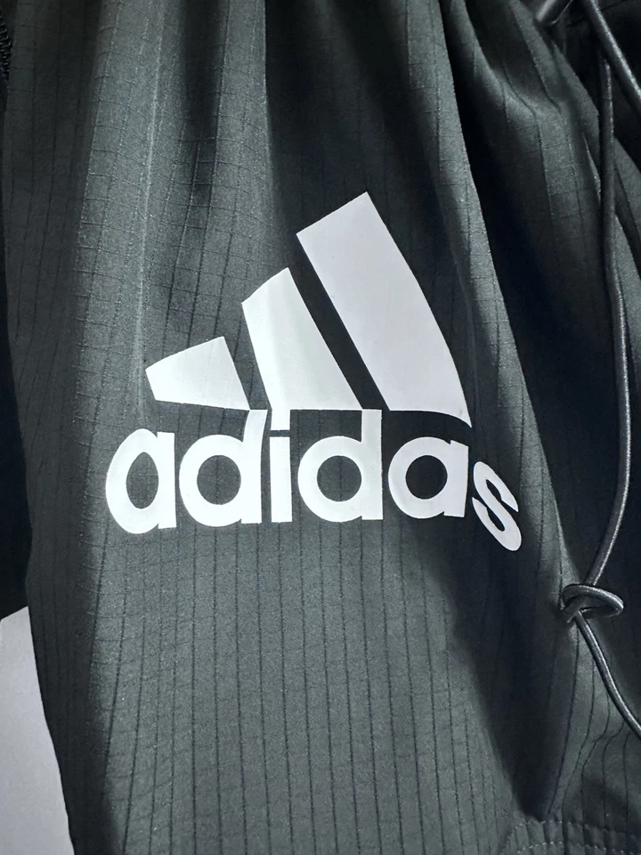 Chaqueta cortavientos Adidas negra para mujer talla grande Foto 2 de 4