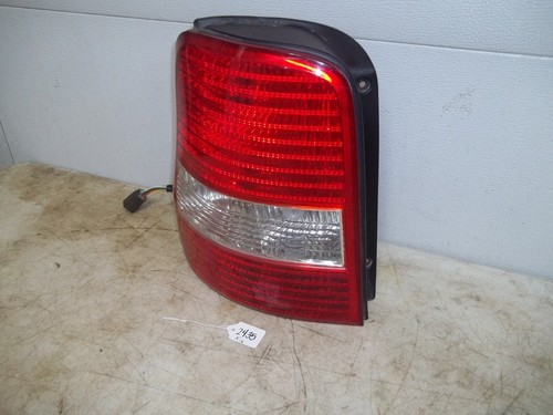 Kia Sedona Passenger LEFT Side Rear Light 02-06 - Picture 3 of 7