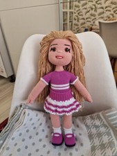 Puppe mit blonden Haaren Mädchen aus Strickwolle