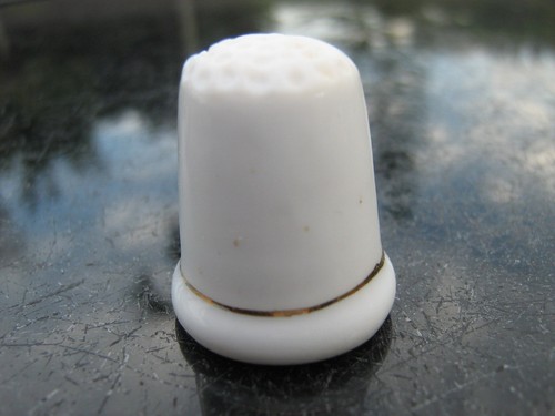 FINE BONE CHINA THIMBLE OFF-CENTER RED HEART WITH GOLD TRIM - Bild 2 von 4