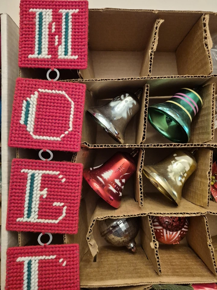 Lote de 60+ adornos navideños vintage brillantes Brite años 50 vidrio mercurio NOEL MCM Foto 4 de 4