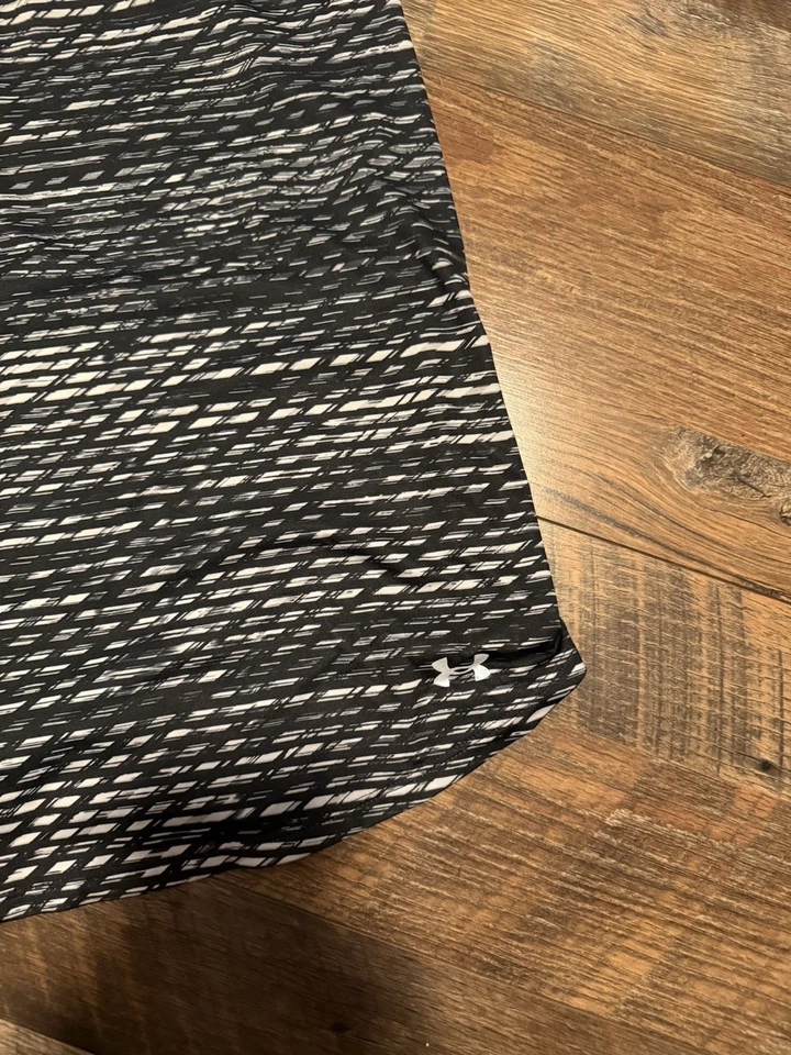 Camiseta sin mangas deportiva Under Armour para mujer gris y negra talla mediana Foto 2 de 4