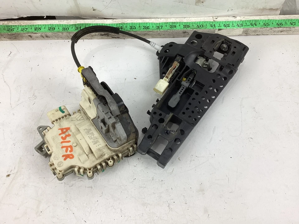 Actuador de bloqueo de pestillo de puerta delantera derecha Audi A5 Cabrio 2008-2016 8J1837016D OEM Foto 2 de 4