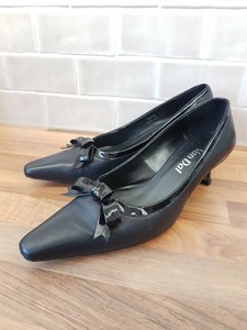 van dal black court shoes