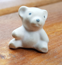 Mini figurka niedźwiedzia polarnego glina około 21 mm wysokości