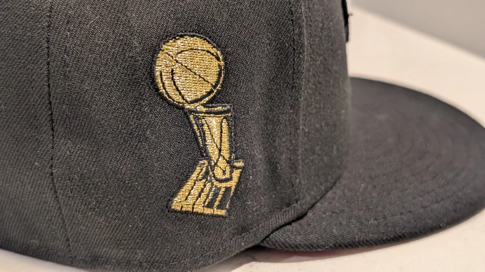 New Era 59FIFTY CHICAGO BULLS NEGRO Parche Trofeo ROJO UV SOMBRERO AJUSTADO 7 1/4 NUEVO CON ETIQUETAS Foto 3 de 4