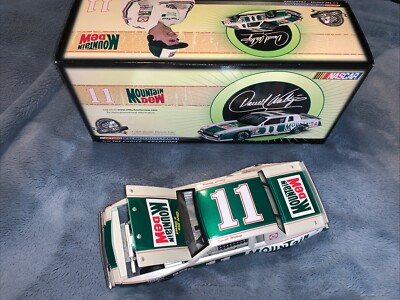 Action 1:24 Darrell Waltrip 1981 #11 Mountain Dew Pearl/Liq Color