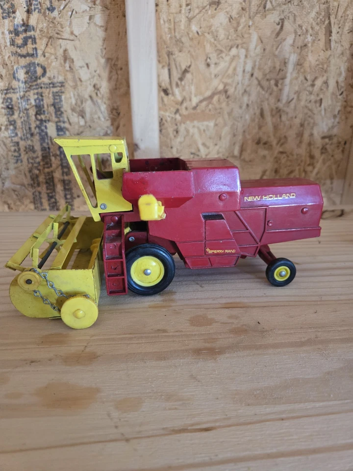 1/32 NEW HOLLAND MODEL 995 COMBINE w/GRAIN HEAD 1968 vintage/very nice original - Image 3 of 4