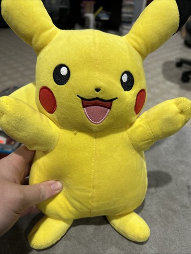 Pokemon Sprechendes & Leuchtendes Pikachu Stofftier Plüschtier 2021