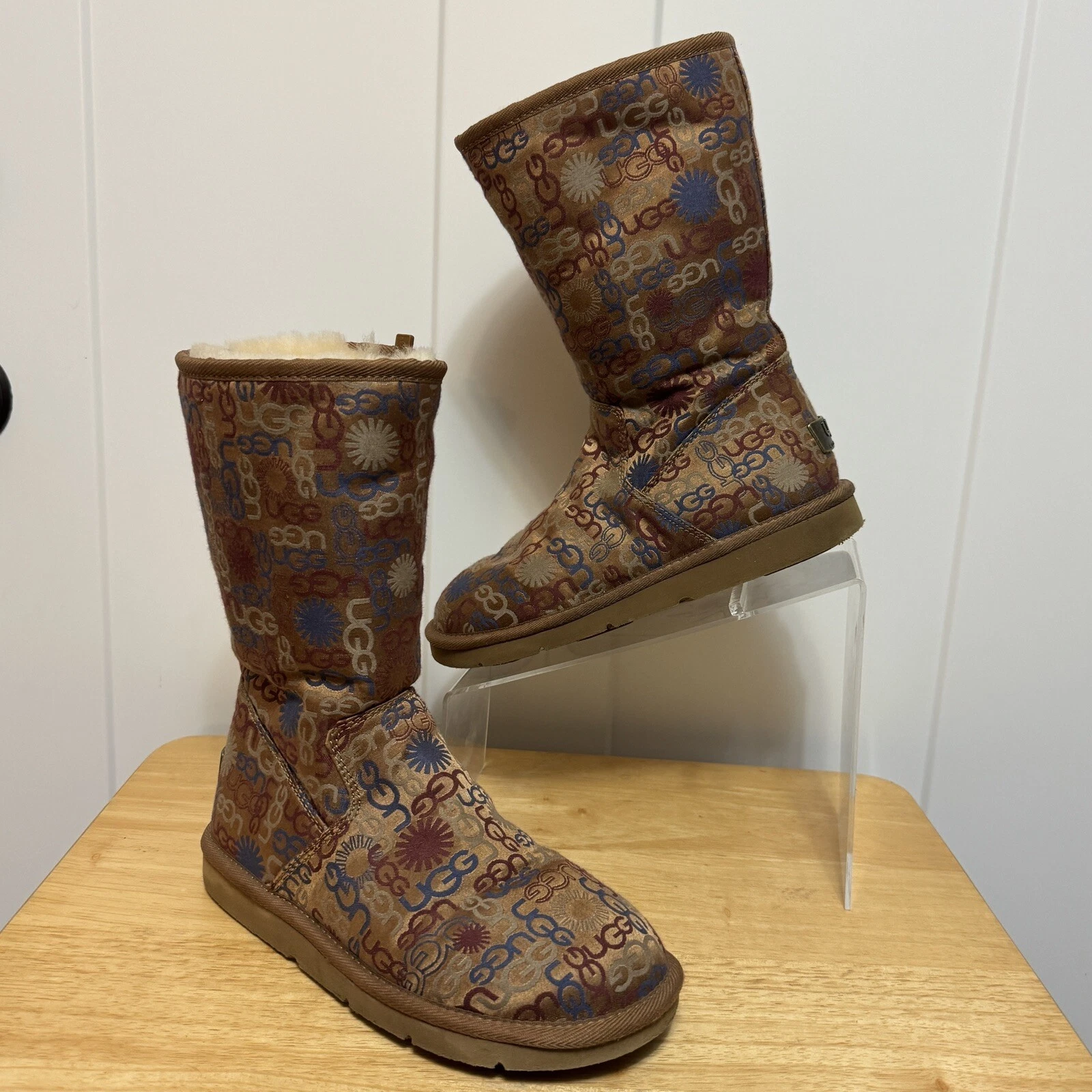 Stivali UGG Australia 6 firmati logo monogramma multicolore 5515 zip laterale alti