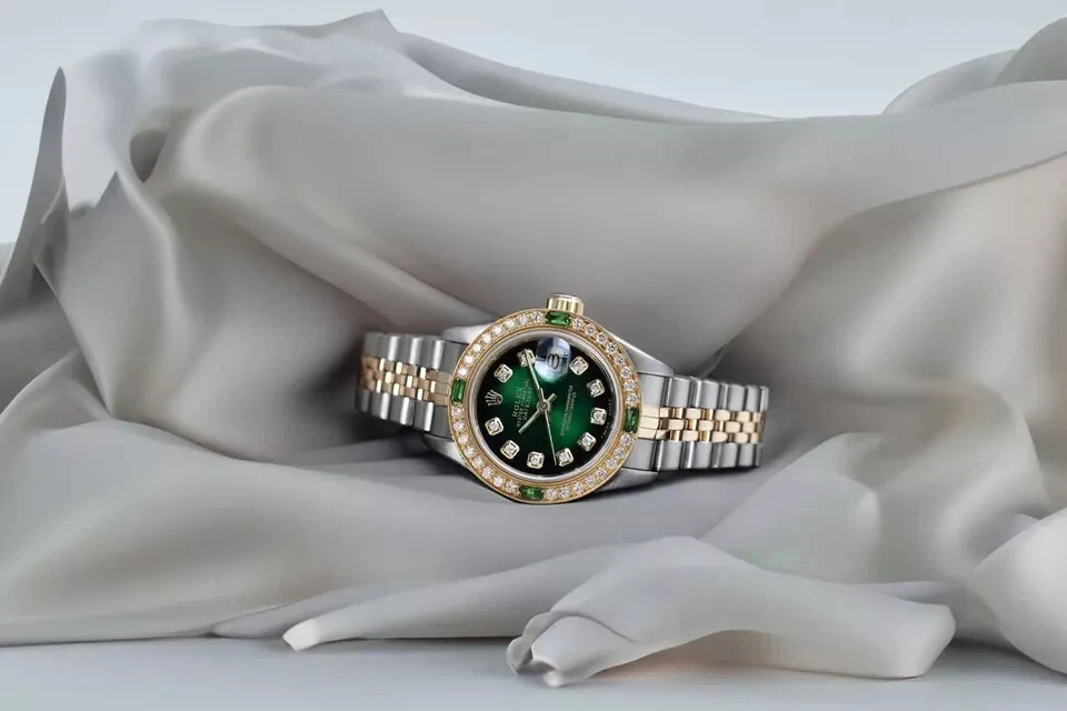 Женские часы Rolex Datejust 26 мм с зеленым бриллиантовым циферблатом с изумрудным и бриллиантовым ободком - Изображение 3 из 4