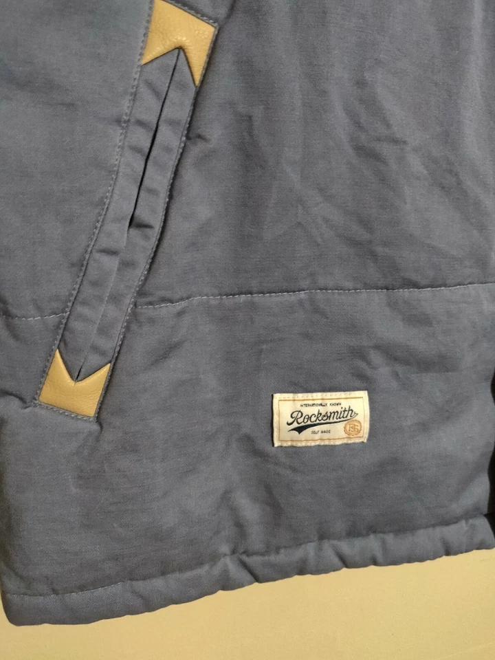 Jaqueta Colete Rocksmith Ninjas Azul Claro Isolada Botão de Pressão - Masculina Extra Grande Extra Grande - Imagem 3 de 4