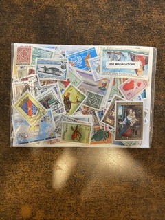 MADAGASCAR LOT DE 500 TIMBRES OBLITERES Et Neuf Différents
