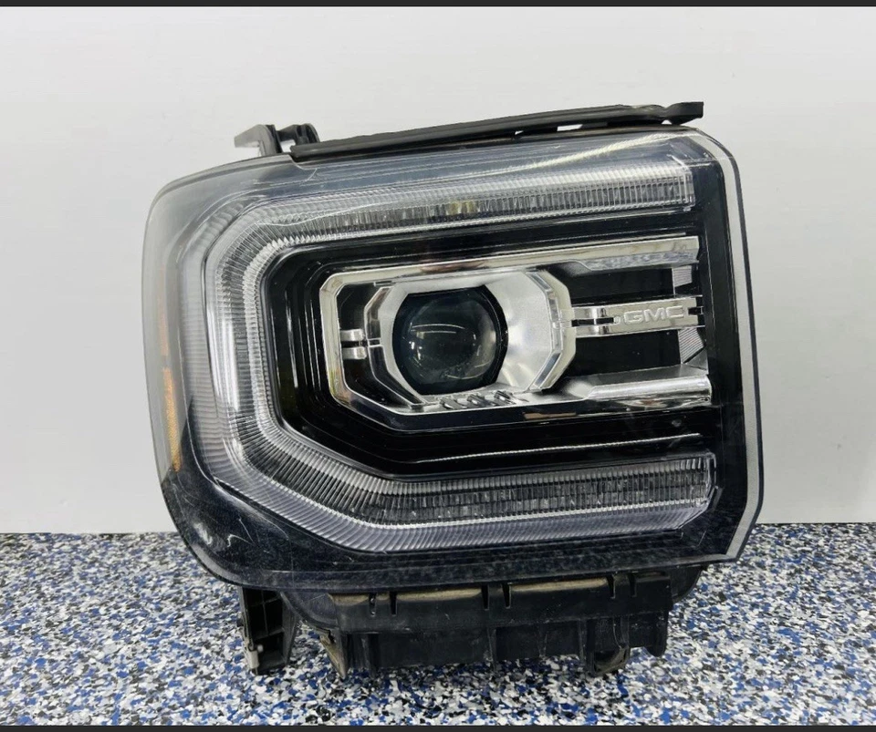 FARO DERECHO CAMIÓN GMC SIERRA DENALI 1500 2018 es el año Foto 4 de 4