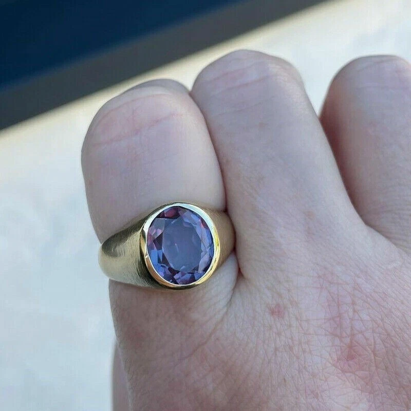 Anillo para hombre con banda de diamantes de alejandrita ovalada de 2 quilates enchapado en oro amarillo de 14 quilates Foto 4 de 4