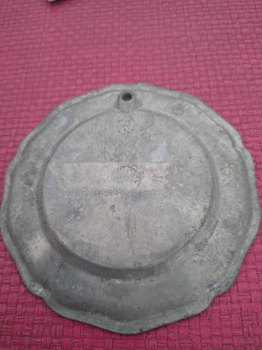 WANDTELLER mit Wappen anno 1709  im Zinn Zink teller Durchmesser 11cm