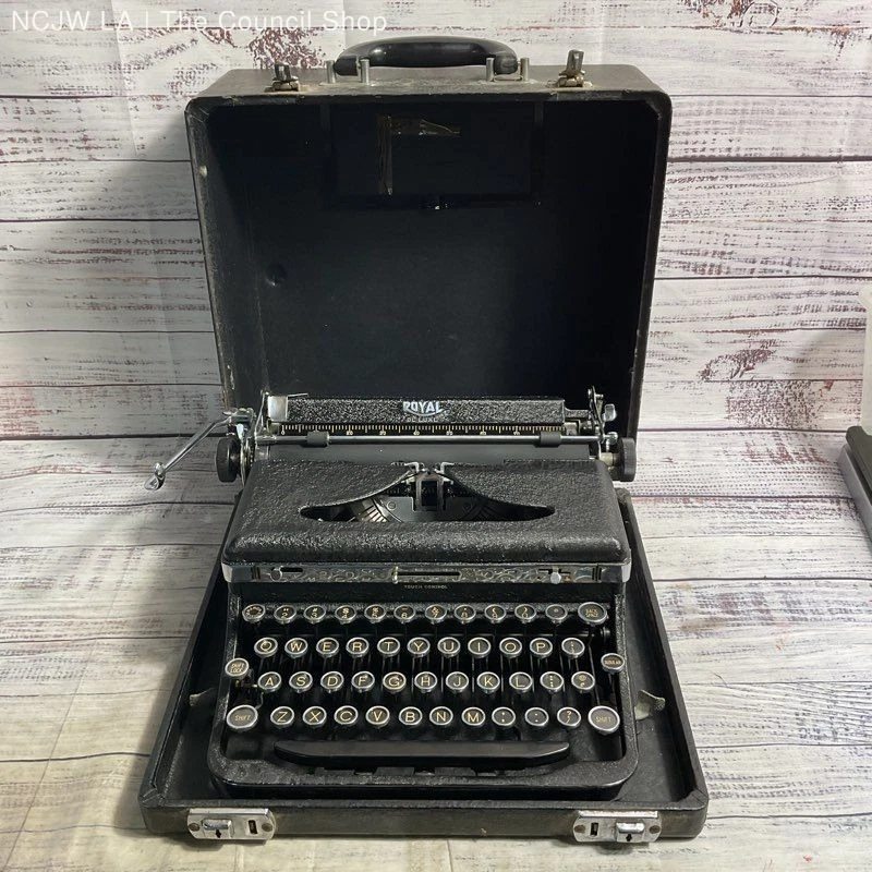 Royal Quiet De Luxe Portable Typewriter (Late 1930s Black)