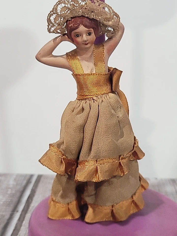 Sombrero de madera pintado a mano vintage soporte cuerpo completo dama muñeca trajes y sombrero Foto 2 de 4