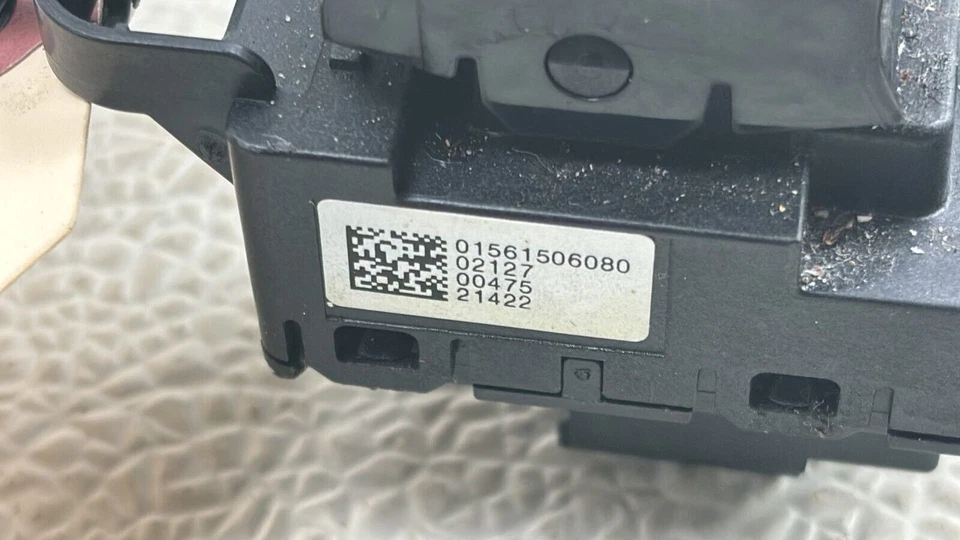 Interruptor de freno de estacionamiento eléctrico Alfa Romeo Giulia 2017-2023 OEM 01561506080 Foto 3 de 4