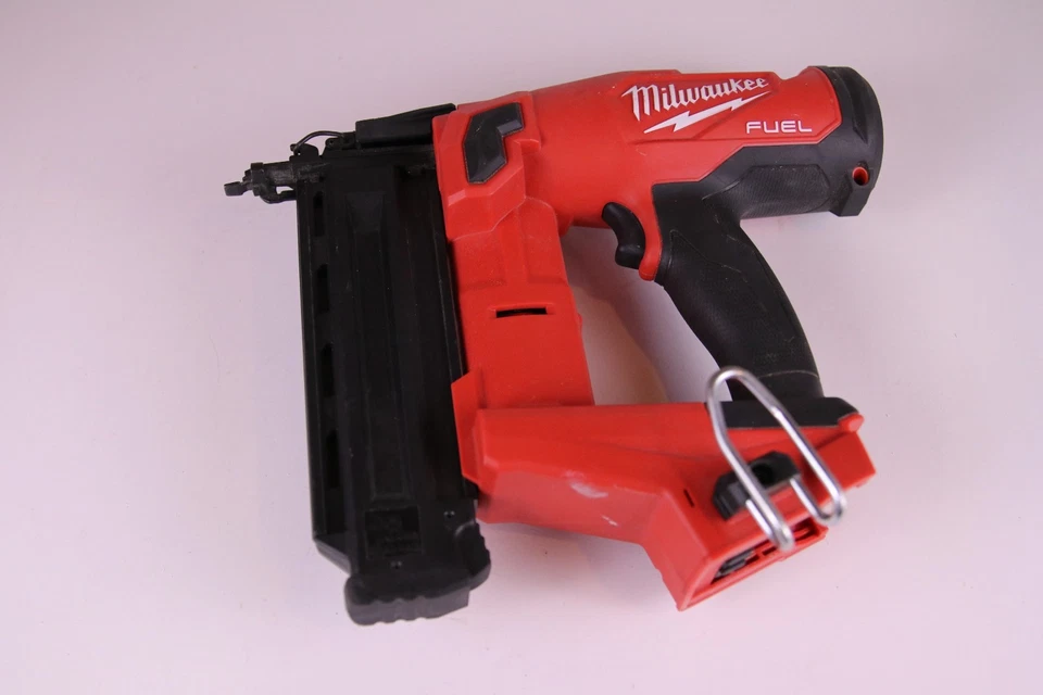 (USED) Milwaukee M18 FUEL™ 18 Gauge Brad Nailer (2746-20) Missing Tip for end - Image 4 of 4