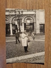 22158. Fotografia donna con bandiera Torino calcio 1968 Bergamo 10x7