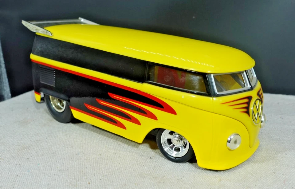 Autobús de arrastre Volkswagen 1/18 Hot Wheels Foto 2 de 4