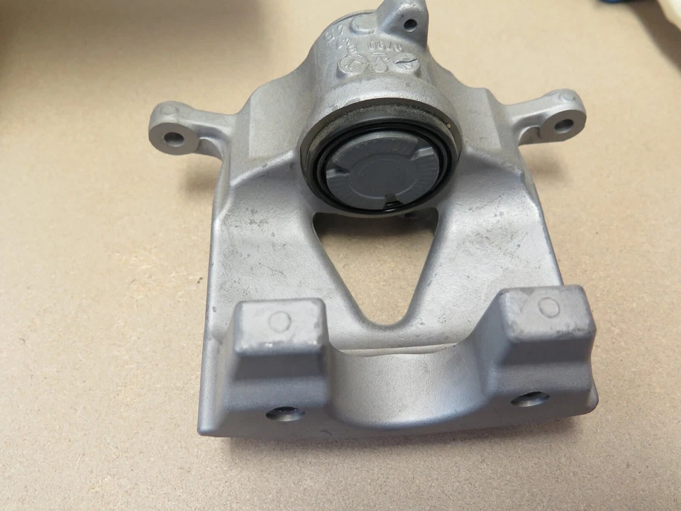 梅赛德斯奔驰碟刹卡钳 A2314230281 右握 2013-20 AMG S65 S63 (O7C) — 第 4/4 张图片