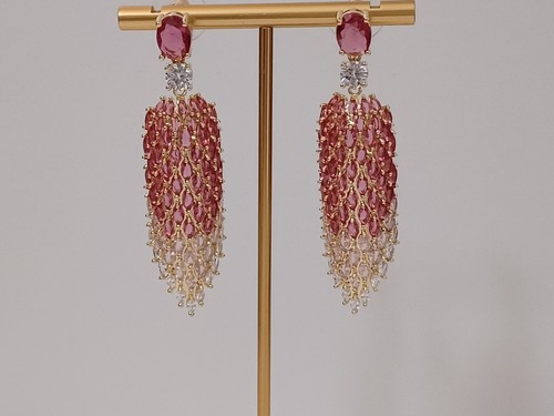 Boucles d'oreilles en plaqué or avec des zircon transparents et rouges - Foto 8 di 9