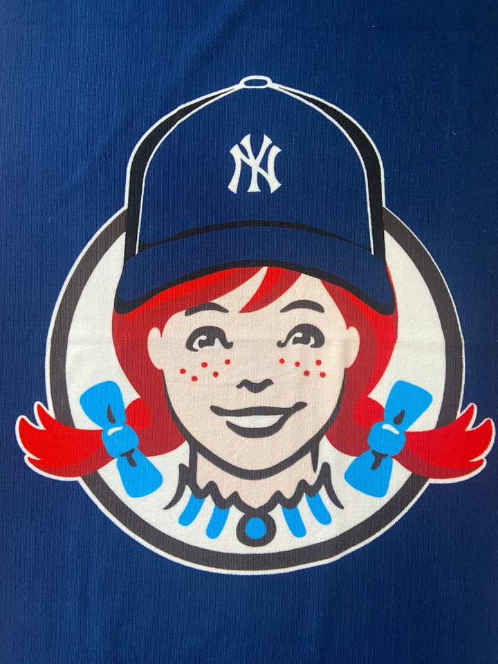 Toalla de playa New York Yankees logotipo de Wendy's 2023 6/17 SGA Yankee Stadium Foto 2 de 4