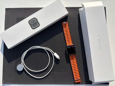 *Apple Watch Series 8 (GPS + Cellular) 45mm Edelstahlgehäuse Graphit m. Armband*
