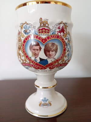 Royal Worcester Palissy 1981 Royal Hochzeitskelch in einwandfreiem Zustand.