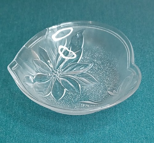Candy Dish Christmas Poinsettia & Bow Embossed Glass Pretty Heart Shaped Bowl - Picture 12 of 17