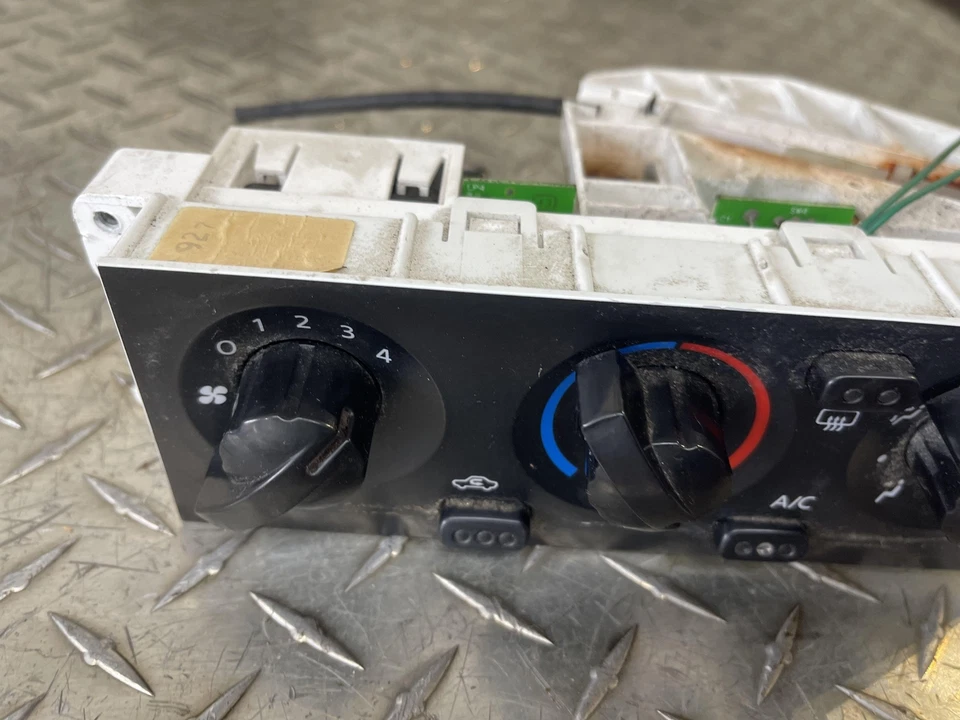 Conjunto de control de clima Nissan Frontier 2003-2004 probado OEM Foto 3 de 4
