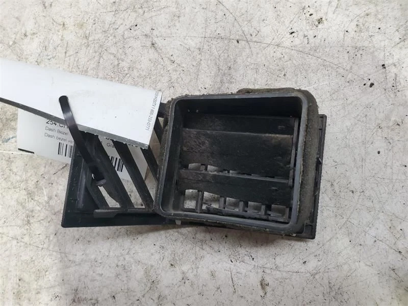 Chrysler 300 2005-2009, tablero bisel de ventilación de aire izquierdo, número de pieza: XB09DX9AA Foto 4 de 4