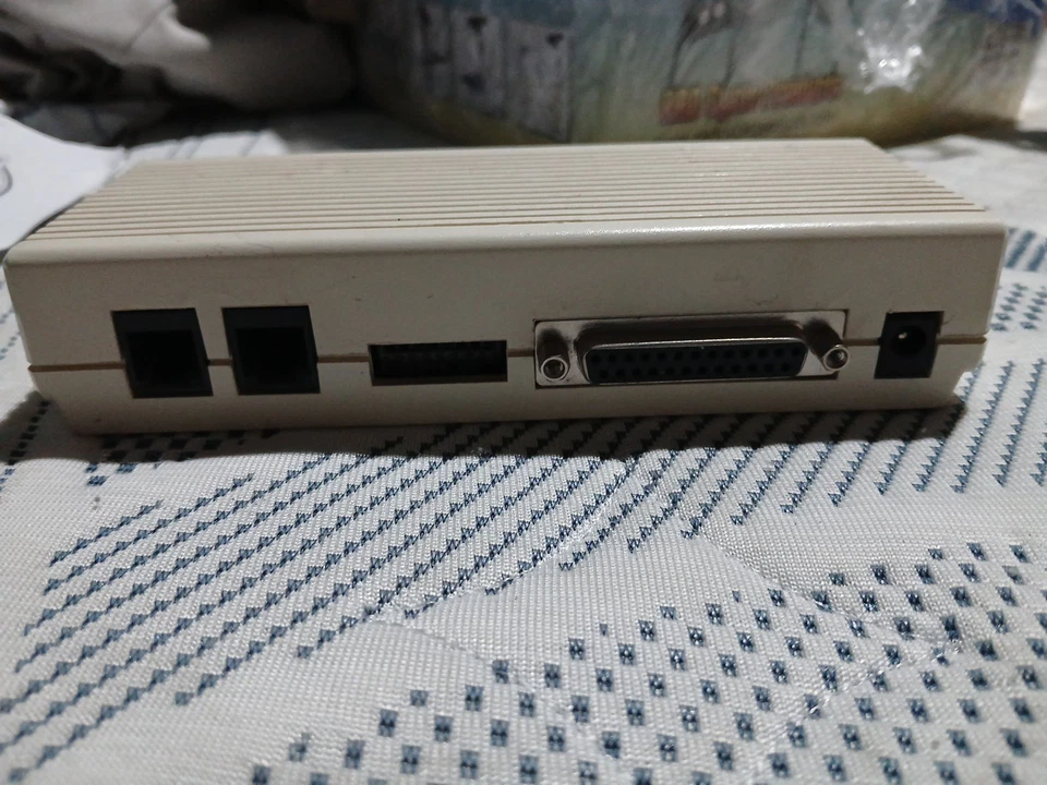 Módem de fax externo blanco US Robotics USR5686D 0701 56K V.90  Foto 3 de 4