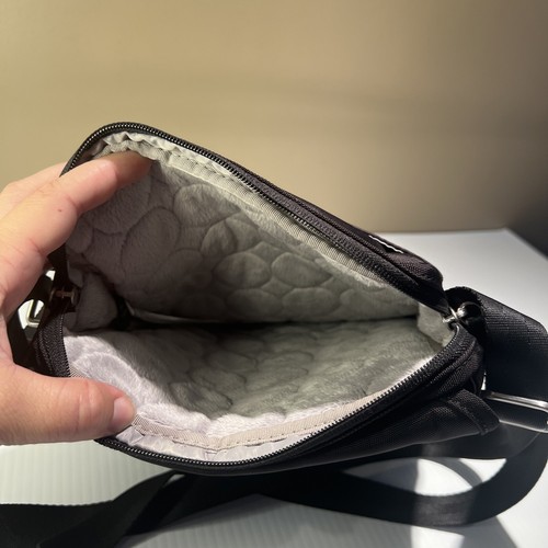 Brenthaven sling pack cross body bag Nylon. Padded inside 8”X10” Zip Closer - Picture 3 of 13