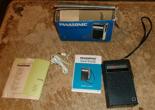 vintage R-1070 panasonic am portable radio see condition works used
