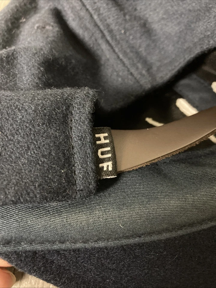 HUF 海军蓝羊毛脚本标志 6 面板皮革绑带帽 — 第 4/4 张图片