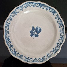Assiette en faïence de Moustiers XVIIIe – Camaïeu de bleu - Fleur au centre