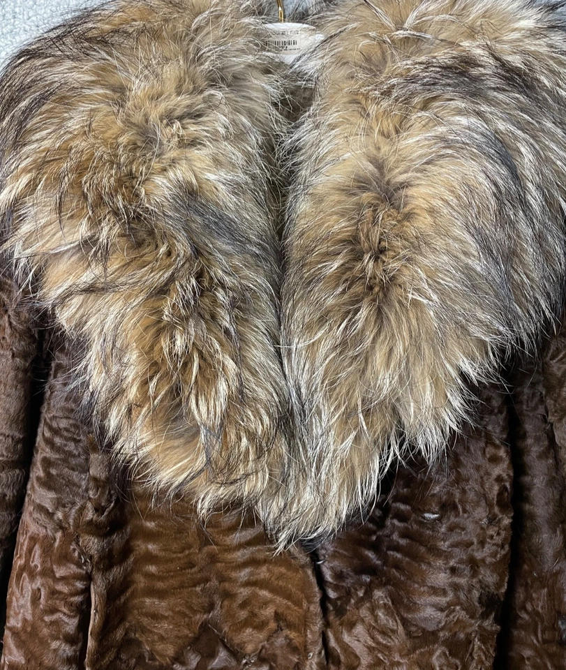 Abrigo de piel de cordero persa marrón vintage de los años 50 cuello de mapache mediano glamoroso de colección Foto 2 de 4
