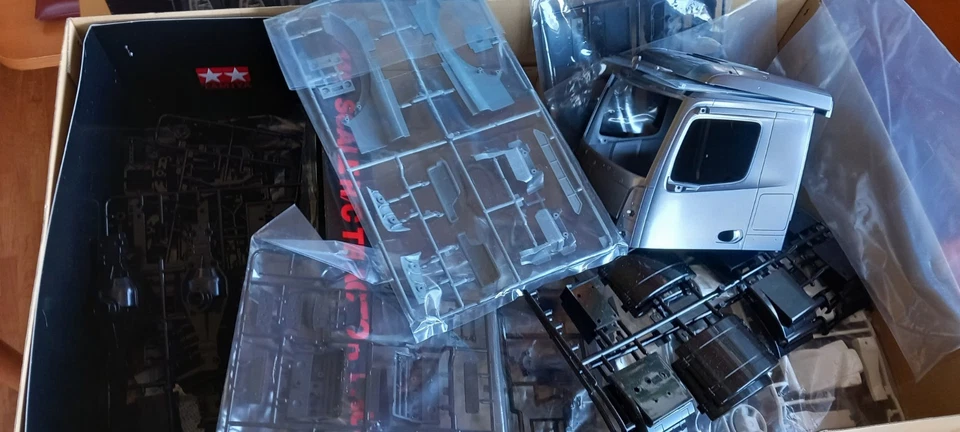 Tamiya Arocs 3363  in Light  gun Metal Bausatz - Bild 3 von 4