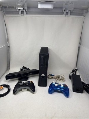xbox 360 s console model 1439 with Kinect & 2 controllers